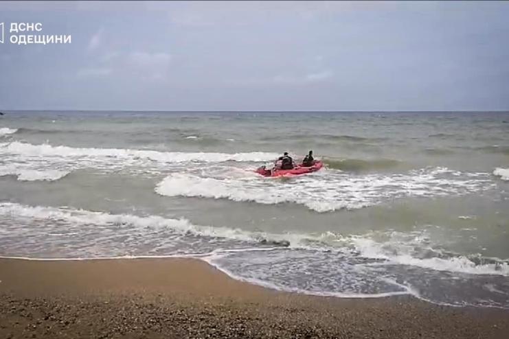 На Одещині чоловіка віднесло штормом у відкрите море: його врятували водолази