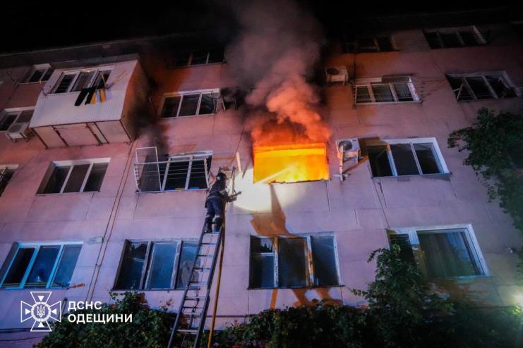 В Одесі з пожежі рятувальники вивели 24 людини