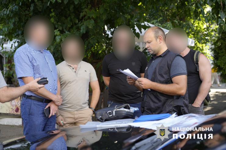 Обіцяв за 10 тисяч доларів зняття з військового обліку, а згодом шантажував, вимагаючи гроші: затримано одесита