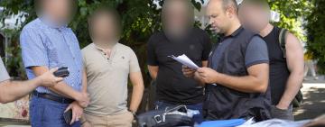 Обіцяв за 10 тисяч доларів зняття з військового обліку, а згодом шантажував, вимагаючи гроші: затримано одесита