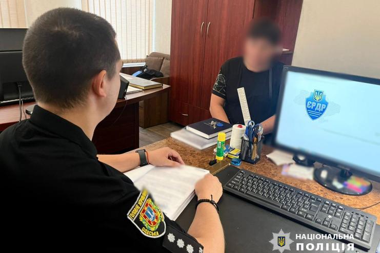 Поліцейські викрили одеську бухгалтерку, що незаконно перевела 1,3 мільйона гривень на свої рахунки