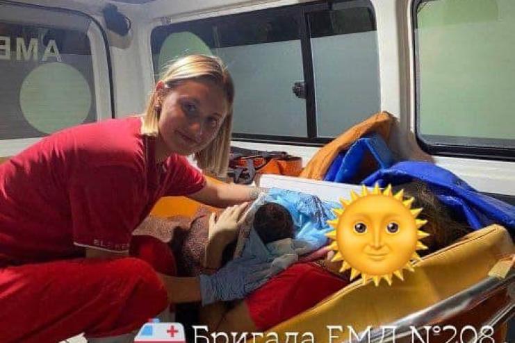 Дива на зміні: медики Одеської області прийняли п'ять пологів в екстремальних умовах