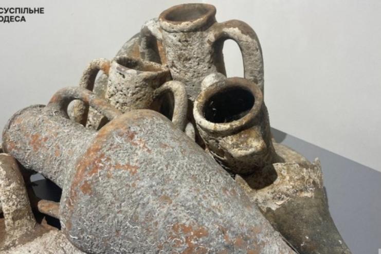 Залишки храму Ахілла та античні амфори: знахідки зі Зміїного вперше презентували в Одесі