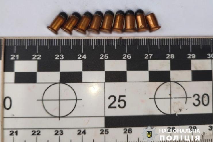 На Одещині поліцейські затримали чоловіка, який поранив з пістолета співмешканку