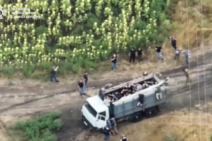 Відео: як на Одещині пів сотні порушників намагалися перетнути кордон у кузові «КАМАЗу»