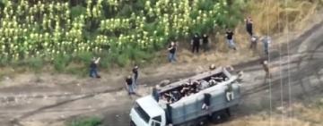 Відео: як на Одещині пів сотні порушників намагалися перетнути кордон у кузові «КАМАЗу»