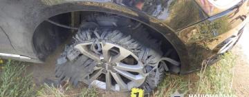 На одеській автомийці стажист викрав машину, виїхав за місто і кинув авто в полі