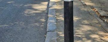 В Одесі вперше в Україні встановили антипаркувальні стовпчики з переробленого пластику