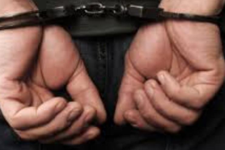 Підозрюваний у скоєнні пограбування, який вистрибнув з другого поверху зали суду, затриманий поліцейськими