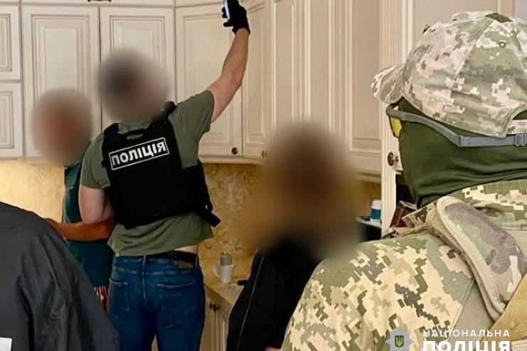 На Одещині затримали вербувальницю, яка експлуатувала уразливих жінок для інтимних послуг за кордоном