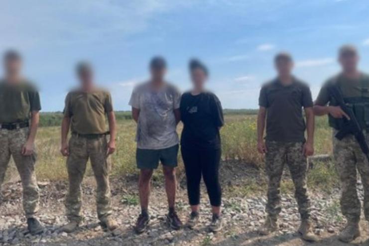 Прикордонники Одещини врятували чоловіка та жінку, які понад добу не могли вибратись з боліт
