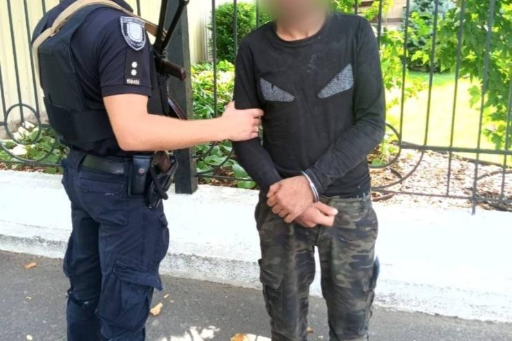 В Одесі поліцейські затримали чоловіка, який пограбував підлітка