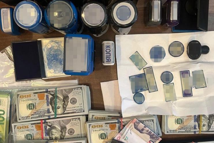 Вилучено 300 тис дол та більше 60 тис євро: на Одещині міграційна служба виготовляла паспорти «онлайн»