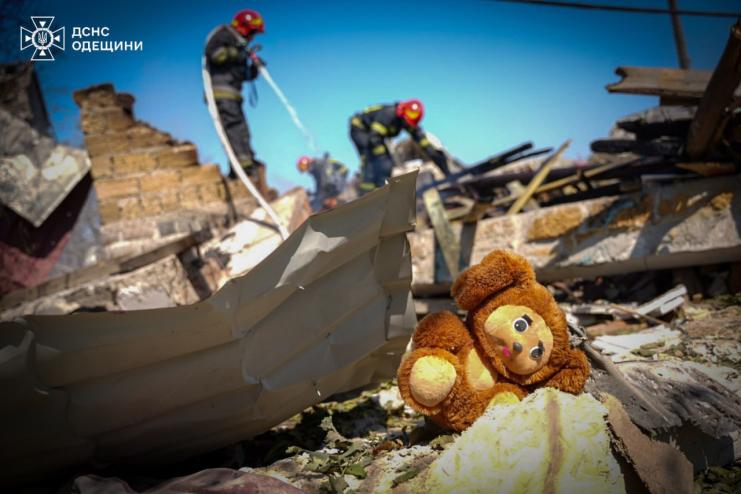 Поліцейські документують воєнний злочин росії: внаслідок атаки на Одещині постраждали троє діточок