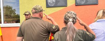 Понад 9 років захищав Україну на сході: на Одещині на честь загиблого воїна-прикордонника відкрили меморіальну дошку