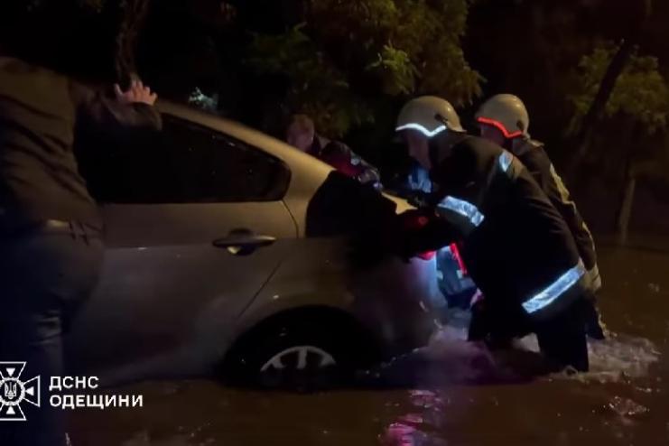 Негода в Одесі: рятувальники витягнули 18 автівок із затоплених вулиць