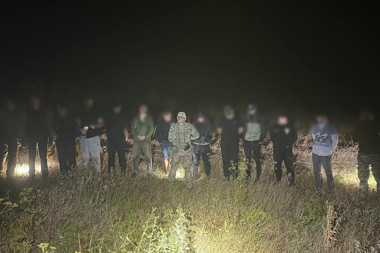 На Одещині прикордонники затримали 12 чоловіків, які намагалися незаконно перетнути кордон