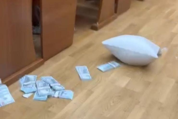 Голові Одеської облради, якого підозрюють у незаконному збагаченні, подарували подушку з доларами