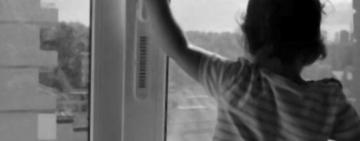 Без нагляду дорослих чотирирічний житель Подільського району ледь не випав з вікна: поліцейські склали відносно матері малюка протокол за невиконання батьківських обов’язків