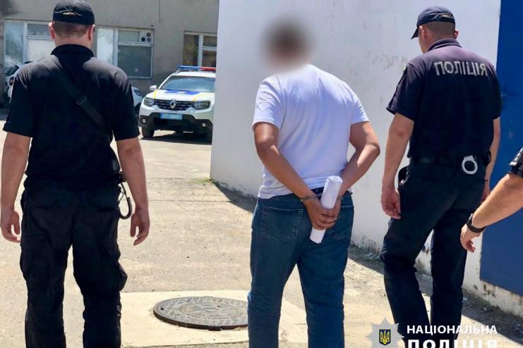 Житель Одещини постане перед судом за пропозицію хабаря прикордонниці та організацію незаконної втечі за кордон