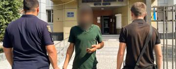 Погрожуючи уявним пістолетом і гранатою, іноземець-рецидивіст обікрав таксиста