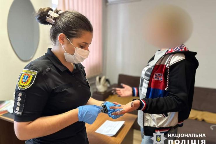Одеські поліцейські затримали жінку, яка вдарила ножем дівчину через ревнощі до свого співмешканця