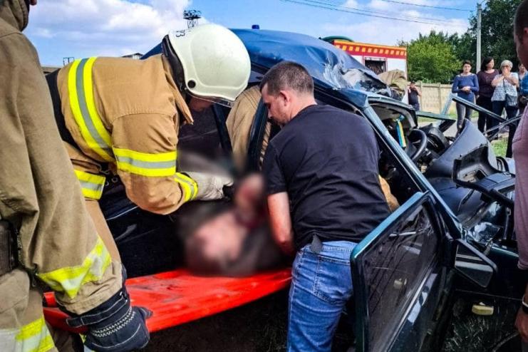В Одеській області авто врізалося в стовп: рятувальники деблокували двох постраждалих