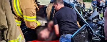 В Одеській області авто врізалося в стовп: рятувальники деблокували двох постраждалих