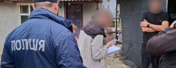 На Одещині затримано зловмисника, який на зупинці побив підлітка і відібрав телефон