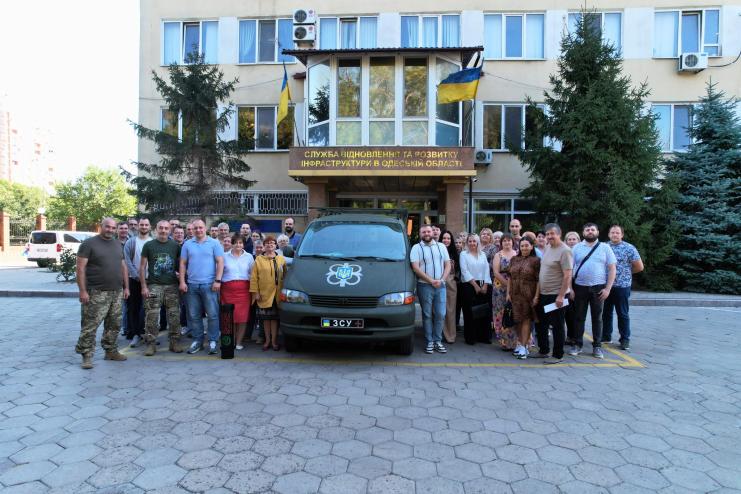 Колектив Служби відновлення інфраструктури в Одеській області придбав і передав військовим автомобіль