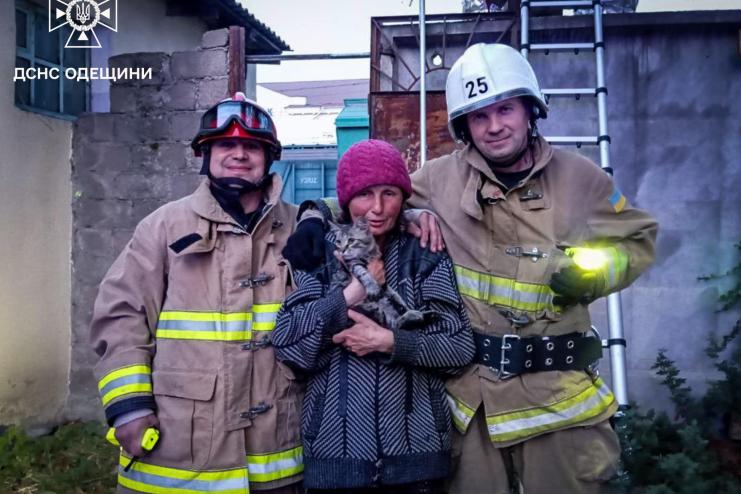На Одещині рятувальники допомогли котику вибратися з пастки