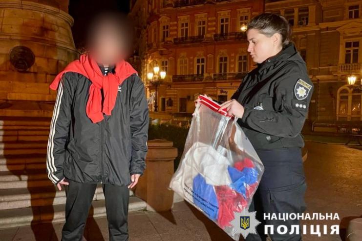 В Одесі жінка намагалась повісити триколор на Європейській площі