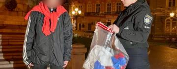 В Одесі жінка намагалась повісити триколор на Європейській площі