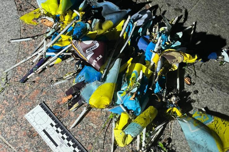 Поліцейські затримали 23-річного молодика за наругу над Державним Прапором України та крадіжку в обмінному пункті