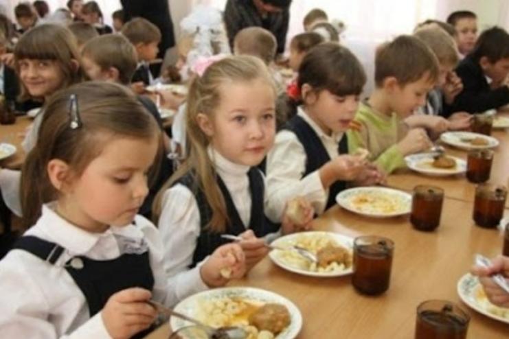 Учні молодших класів відтепер харчуватимуться безплатно: витрати покриватиме державний бюджет