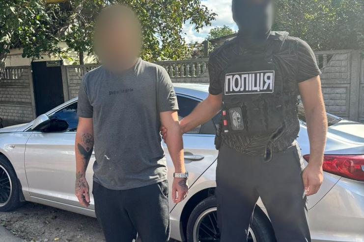На Одещині затримали чоловіка, який за 7000 доларів обіцяв допомогти військовозобов’язаним виїхати за кордон