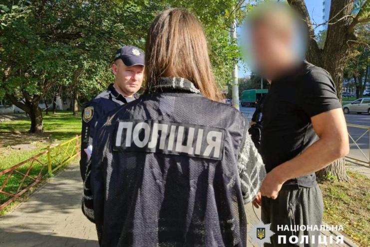 Відмова в знайомстві стала приводом для пограбування жінки: одеські поліцейські оперативно затримали 32-річного зловмисника