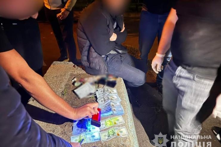 10 тисяч доларів за фіктивний шлюб- поліцейські затримали організатора незаконного переправлення чоловіків через кордон України