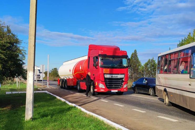 Увага ! На транзитній ділянці автодороги Одеса-Рені ускладнено рух транспортних засобів