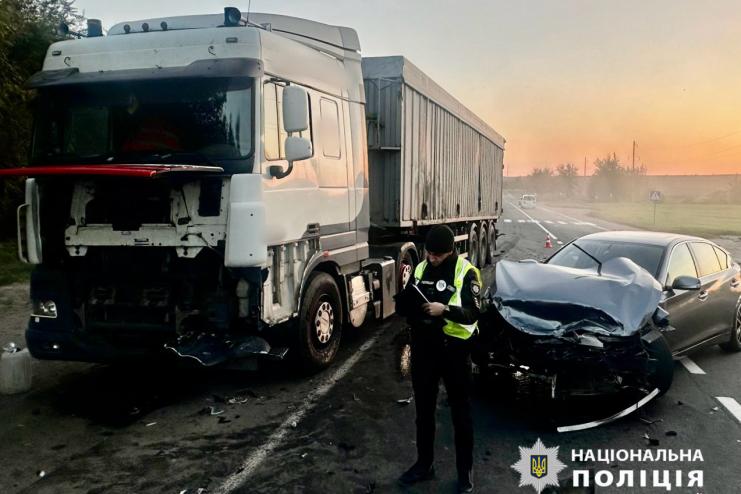 На Одещині зіштовхнулись вантажівка, «Infiniti» і «Skoda»: двоє водіїв у лікарні