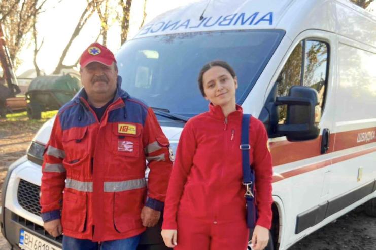 Диво у кареті швидкої: по дорозі у лікарню жінка народила третю дитину