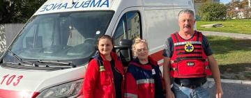 66 років праці на трьох: на Одещині досвідчена бригада «швидкої» приймала стрімкі пологи у авто