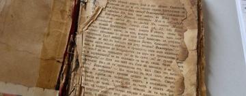 Чудо на фронті: українські бійці знайшли у зруйнованому будинку Біблію, якій понад 100 років