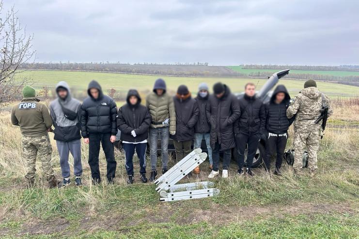 На авто, пішки та з драбиною: на Одещині затримали автомобіль з водієм та 8 пасажирами
