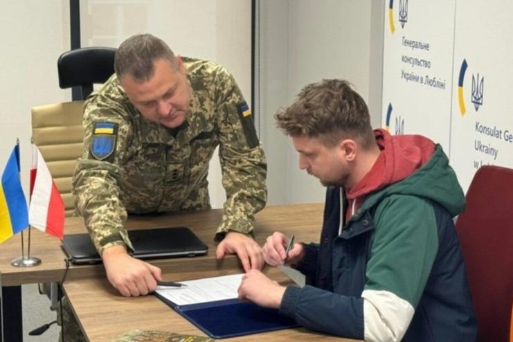 Перші українці-добровольці у Польщі вже підписали контракт із ЗСУ