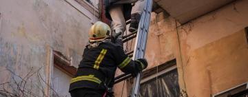 В Одесі вогнеборці врятували трьох жінок із зруйнованого будинку