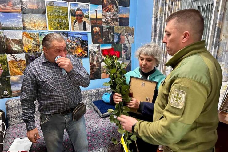 У Кілії батькам загиблого на війні Олега Абгаша передали державну нагороду 