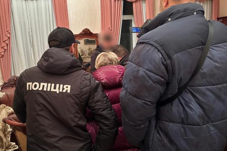 400 доларів за «лікування»: в Одесі затримано завідувачку дитячого відділення лікарні за хабар