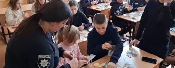 На Одещині поліцейські разом з юними волонтерами виготовили смачні торбинки для колег