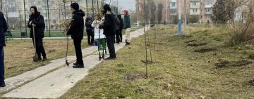 Пам’яті найкращого наставника: в Кілії висадили дерева на честь передчасно померлої Тетяни Карадобрій